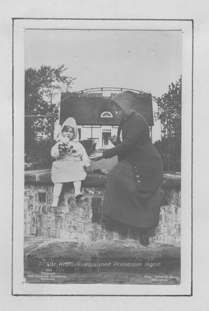 Mössa stickad på rundsticka med svart bottenfärg med mönsterstickat slag i svart,blå och vit bingestickning en trefläta som knytband i nacken
efter modell som stickades 1912 åt Prinsessan Margaretha