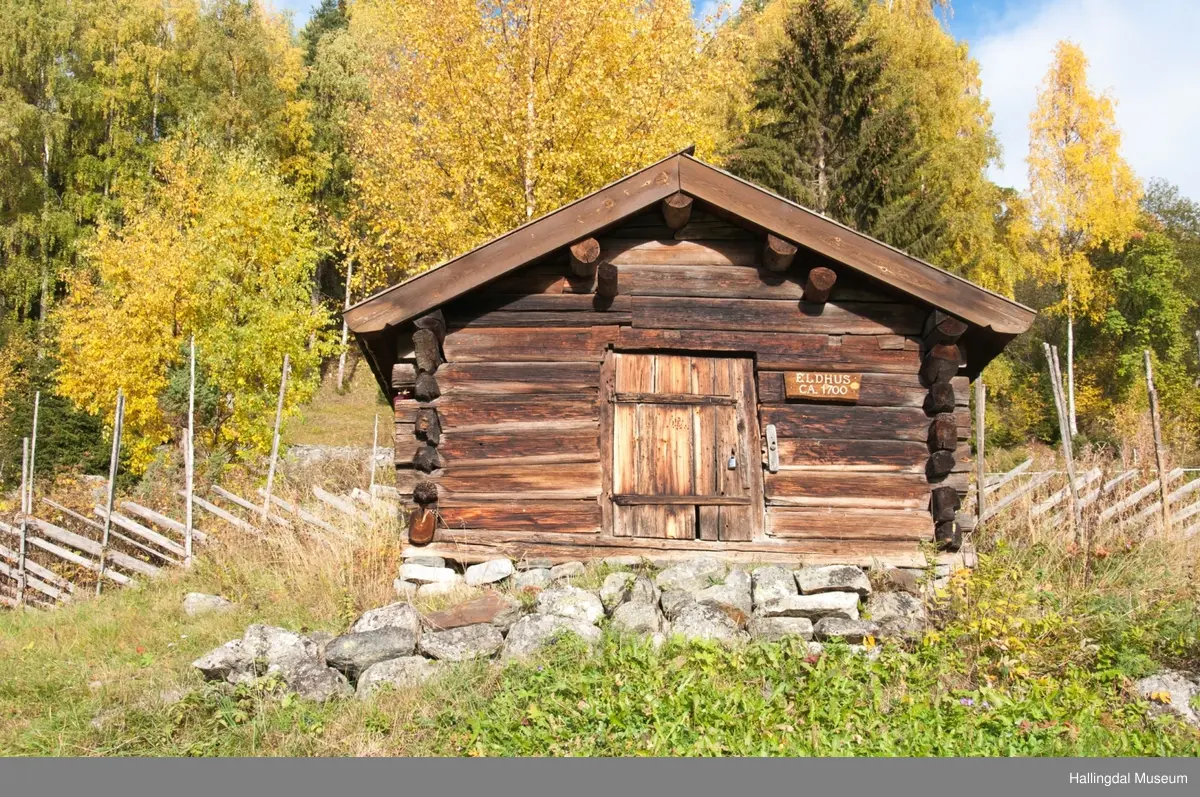 Eldhuset er laftet, har jordholv og bordtak.  Det er trolig bygd i begynnelsen av 1800-tallet.  Her bakte de, brygget, ystet, vasket klær og varmet vann.