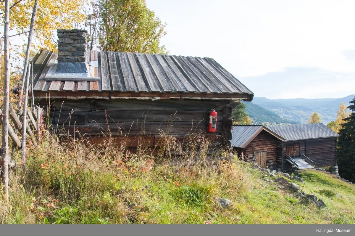 Eldhuset er laftet, har jordholv og bordtak.  Det er trolig bygd i begynnelsen av 1800-tallet.  Her bakte de, brygget, ystet, vasket klær og varmet vann.