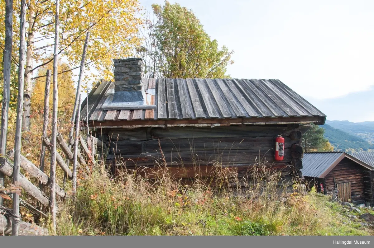 Eldhuset er laftet, har jordholv og bordtak.  Det er trolig bygd i begynnelsen av 1800-tallet.  Her bakte de, brygget, ystet, vasket klær og varmet vann.