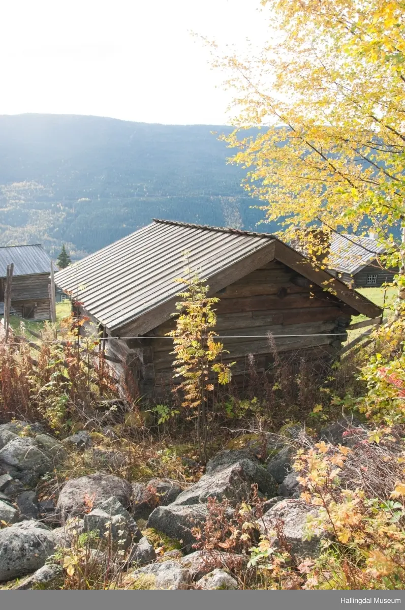 Eldhuset er laftet, har jordholv og bordtak.  Det er trolig bygd i begynnelsen av 1800-tallet.  Her bakte de, brygget, ystet, vasket klær og varmet vann.