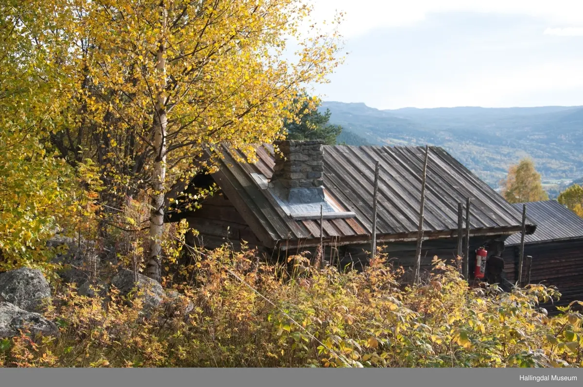Eldhuset er laftet, har jordholv og bordtak.  Det er trolig bygd i begynnelsen av 1800-tallet.  Her bakte de, brygget, ystet, vasket klær og varmet vann.