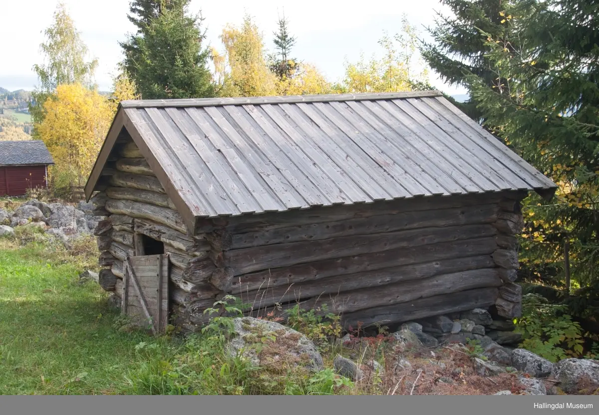 Forløe fra Sjauset.  Tidligere slo folk graset på stølsvoller og i utmark.  Derfor var det vanlig å ha ei forlu på stølen og ei eller flere i utmarka.  Foret ble kjørt hjem på vinterføre med hest og slede.