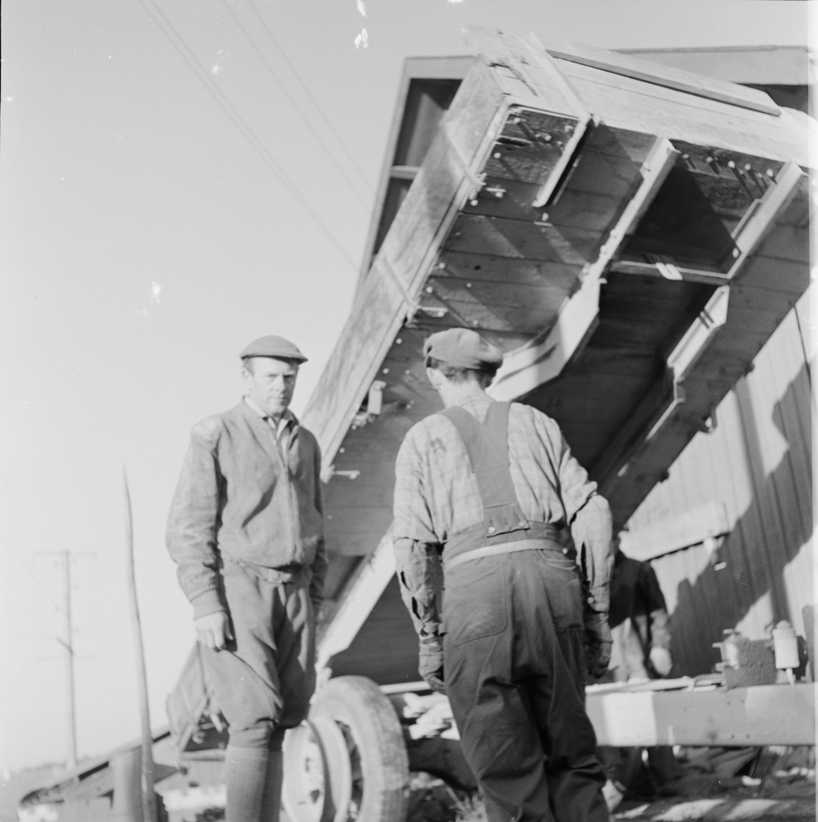 Män vid flak, Uppland 1959