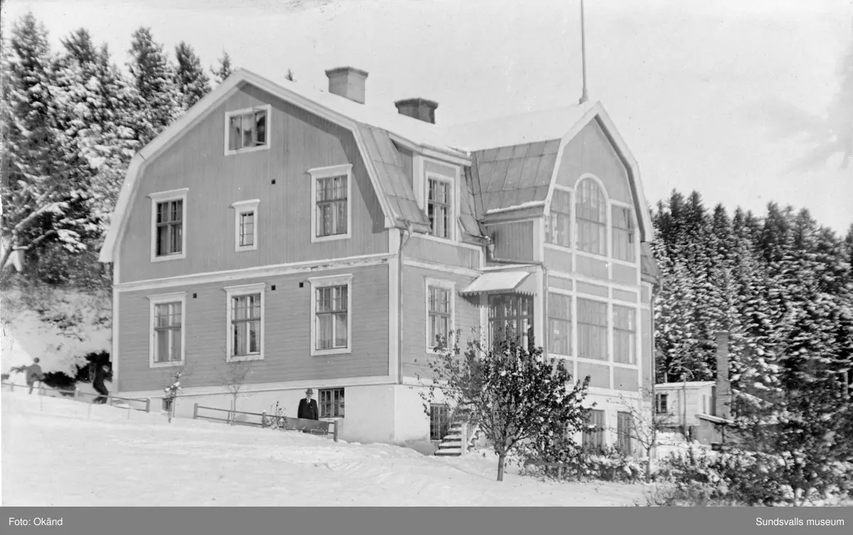 Bostadshuset (byggt 1914 och rivet 1986) vid Klintens handelsträdgård vid Västhagen, Västermalm. Redan 1898 köpte trädgårdsmästare Sven Edvard Andersson Vreten 10 med avsikt att utöka sin produktion av blommor och andra växter till butiken i Sundsvall. Företaget växte och 1924 bildas aktiebolaget Klintens handelsträdgård. På bild 1 (av 4) ses Sven Edvard Andersson stå längst till höger och hans hustru Anna Lovisa i ljus klänning till vänster om honom. Övriga personer är troligen släktingar. Sven Edvard Andersson hade innan anställning som trädgårdsmästare hos disponenten J A Enhöring i Kubikenborg.