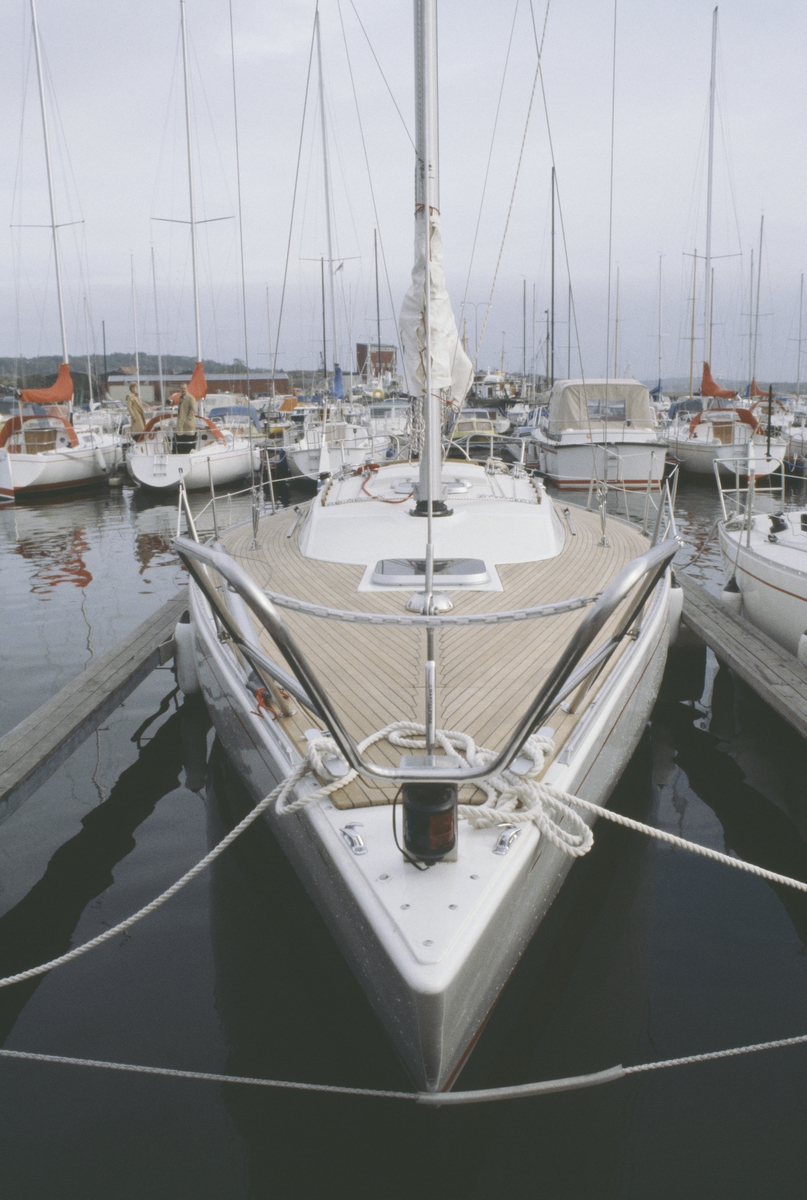 Albin Nova vid brygga i Fiskebäcks hamn.