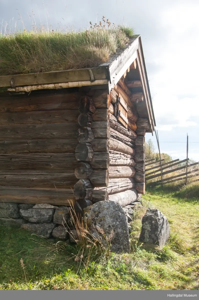 Hestestallen er liten med kledd tømmer.  Den har torvtak og jordgolv.  Den er bygd mellom 1850 og 1875 av Halvor Løkje.