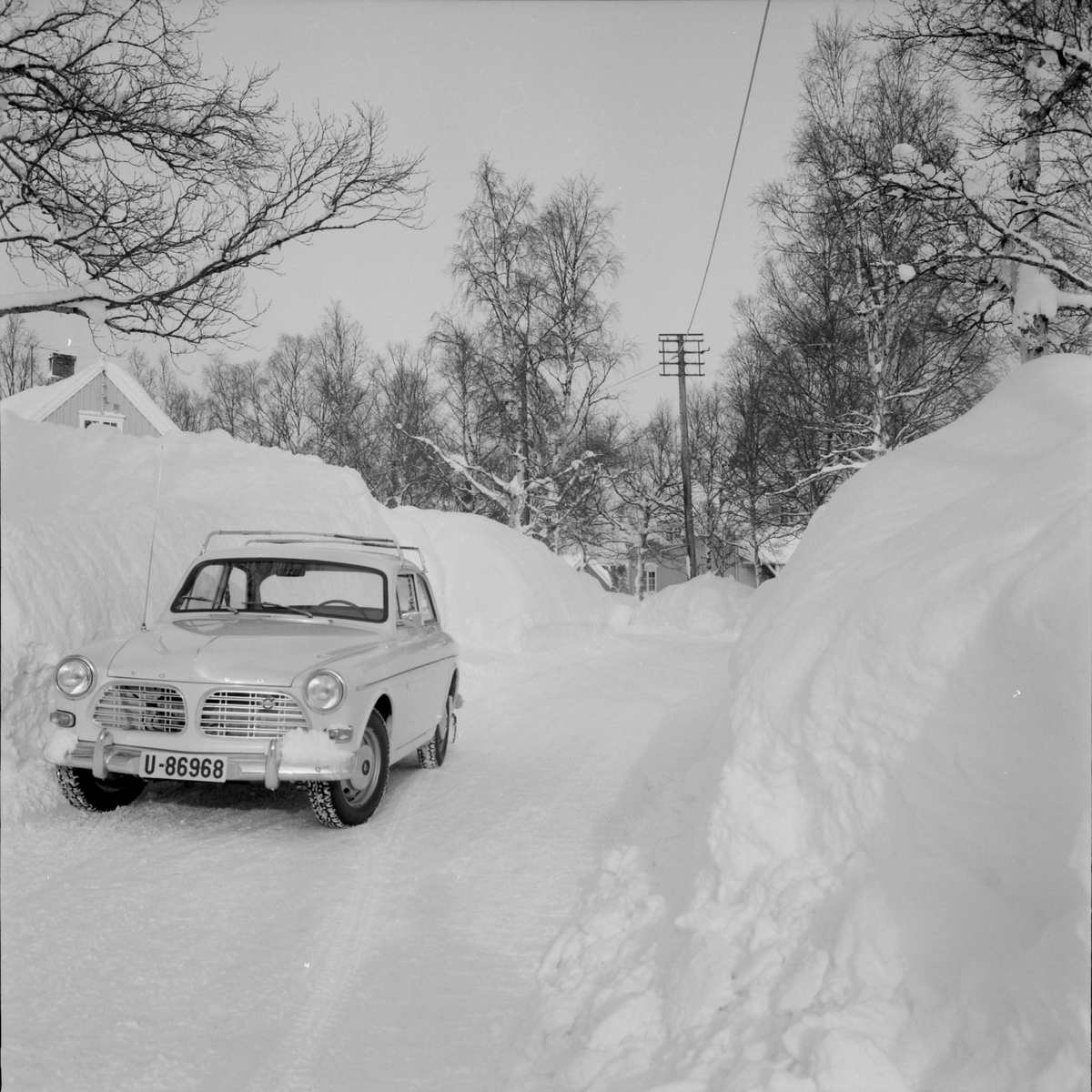 Volvo Amazon i gate i boligstrøk med høye brøytekanter.