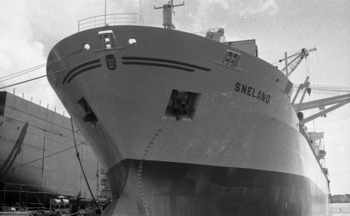 Sjøsetting og dåp av "Sneland" ved Haugesund Mekaniske Verksted. Skuelystne følger spent med.