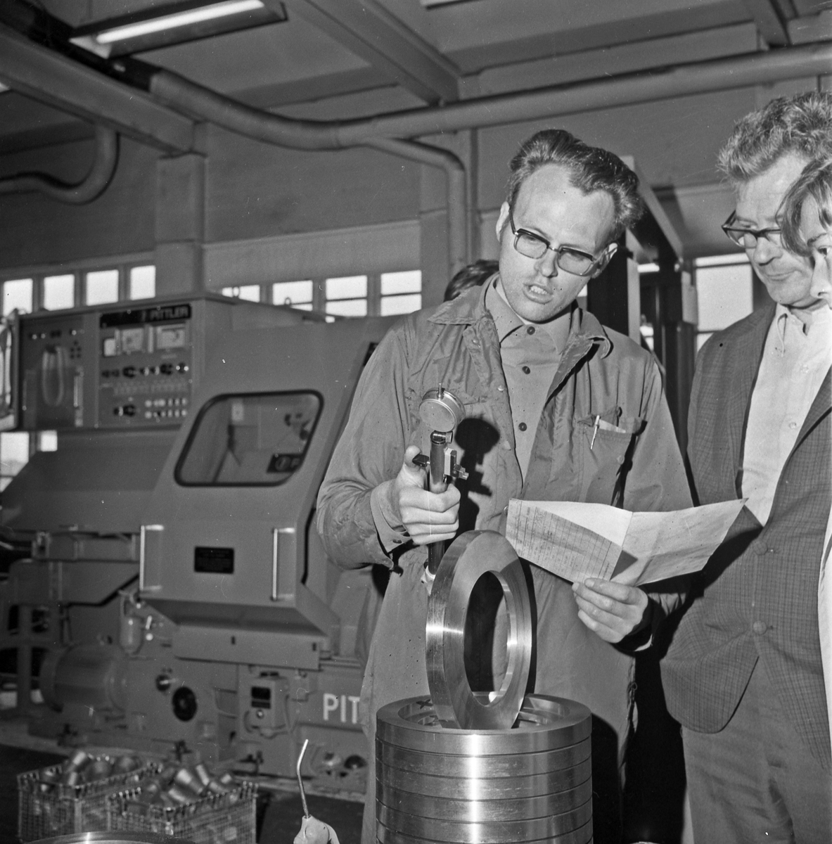 Bømlo. Produksjonslokalene til Wärtsila Norway A/S. Motor- deleproduksjon. Arbeiderne i dyp konsentrasjon.