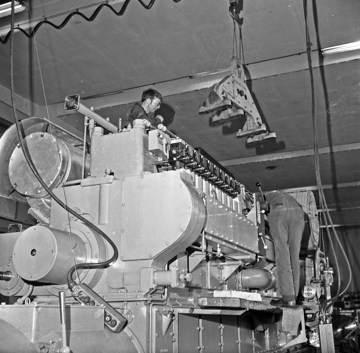 Bømlo. Produksjonslokalene til Wärtsila Norway A/S. Motor- deleproduksjon. Arbeiderne i dyp konsentrasjon.