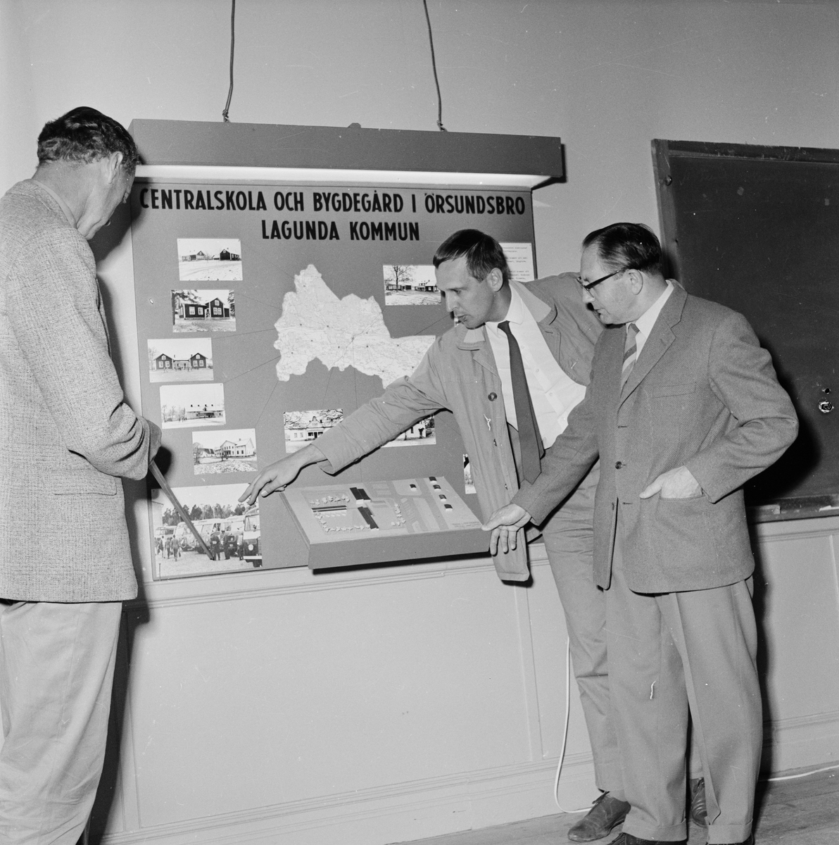 Män vid informationstavla, Gunnar Hübinette, Bernhard Söderby och sannolikt Hans Martell, Uppland 1961