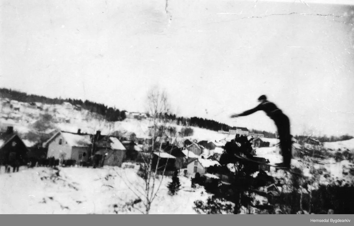 Lars Juvet i svevet. Truleg under eit hopprenn i Sigdal