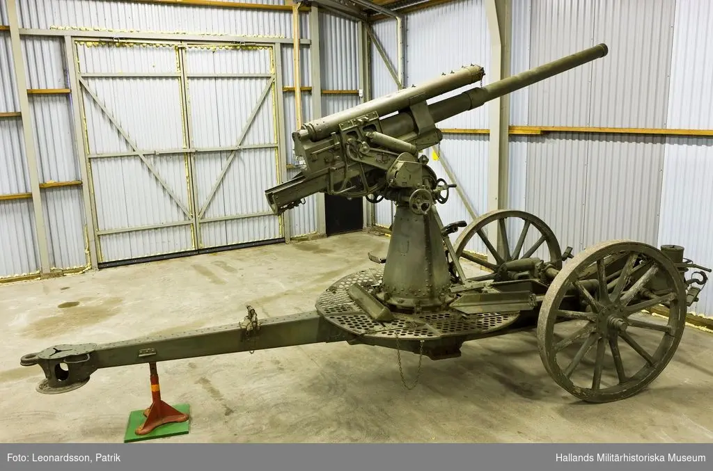 För att kunna skjuta med kanonen tog man bort hjulen och fällde ut stödbenen. Den användes mellan 1922 till 1941.