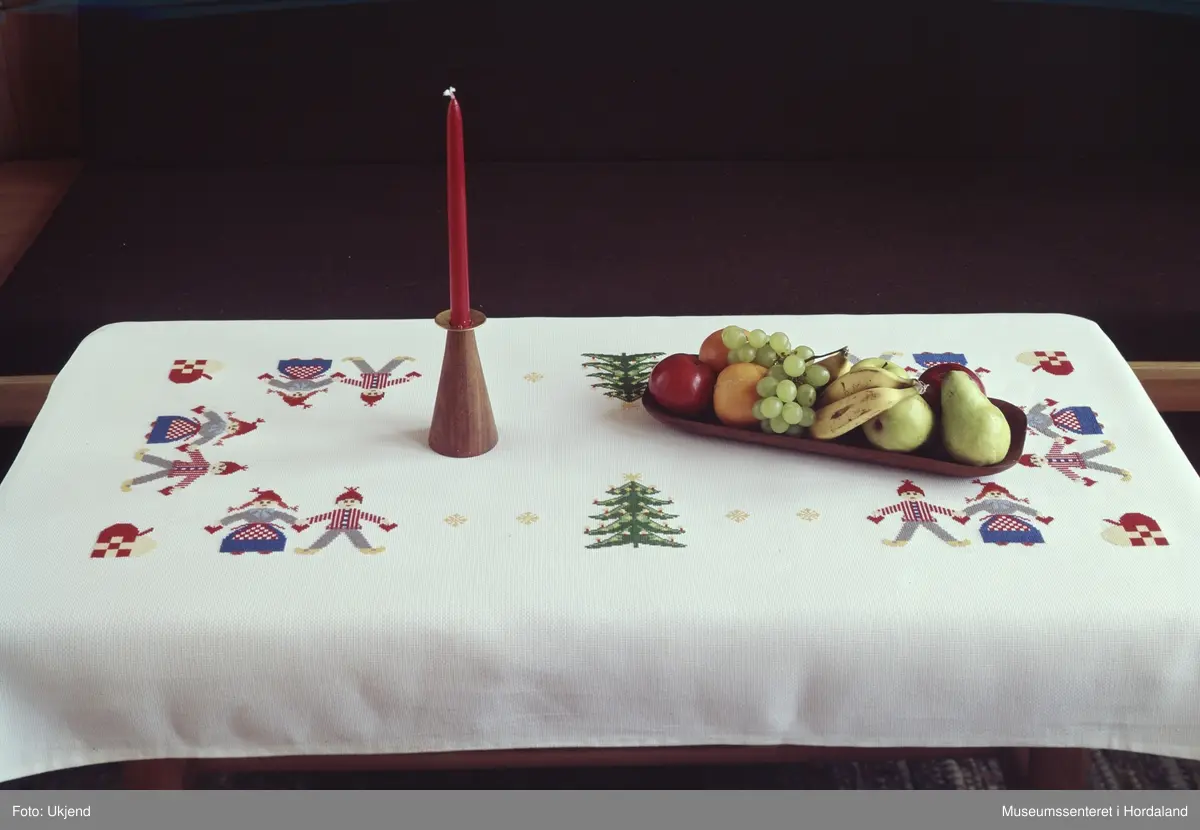 Reklamefoto av brodert juleduk.