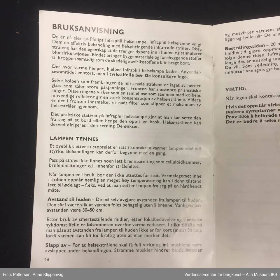 A: Kolbeformet grå lampe, på et stativ. Kan stå på en underflate eller henges opp på veggen. Glassfronten er rund og rødfarget.

B: Bruksanvisning.