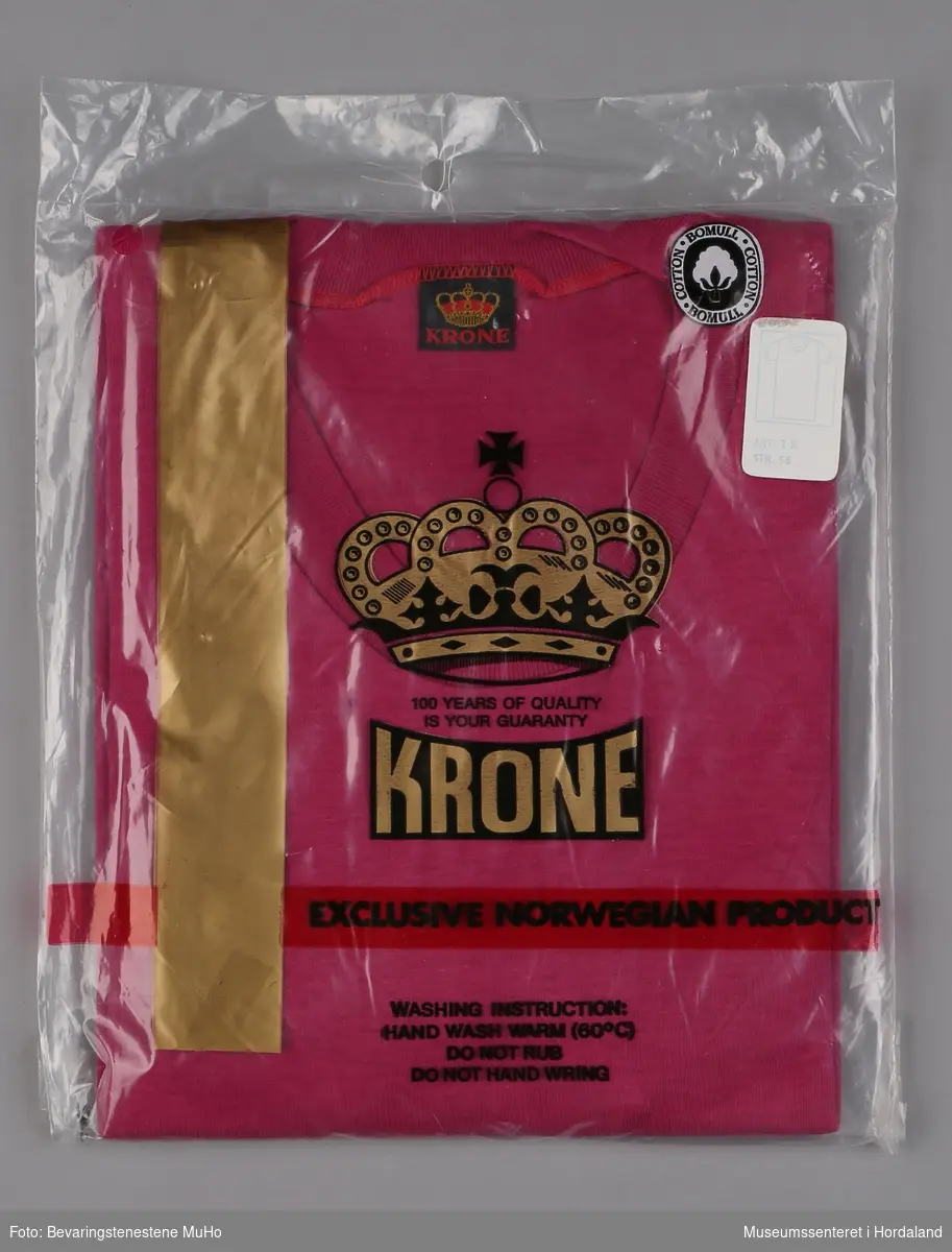 Rosa einsfarga T-skjorte i bomull. Str. 56.
Eit Krone-plagg produsert på Salhus Tricotagefabrik i Salhus, Bergen.