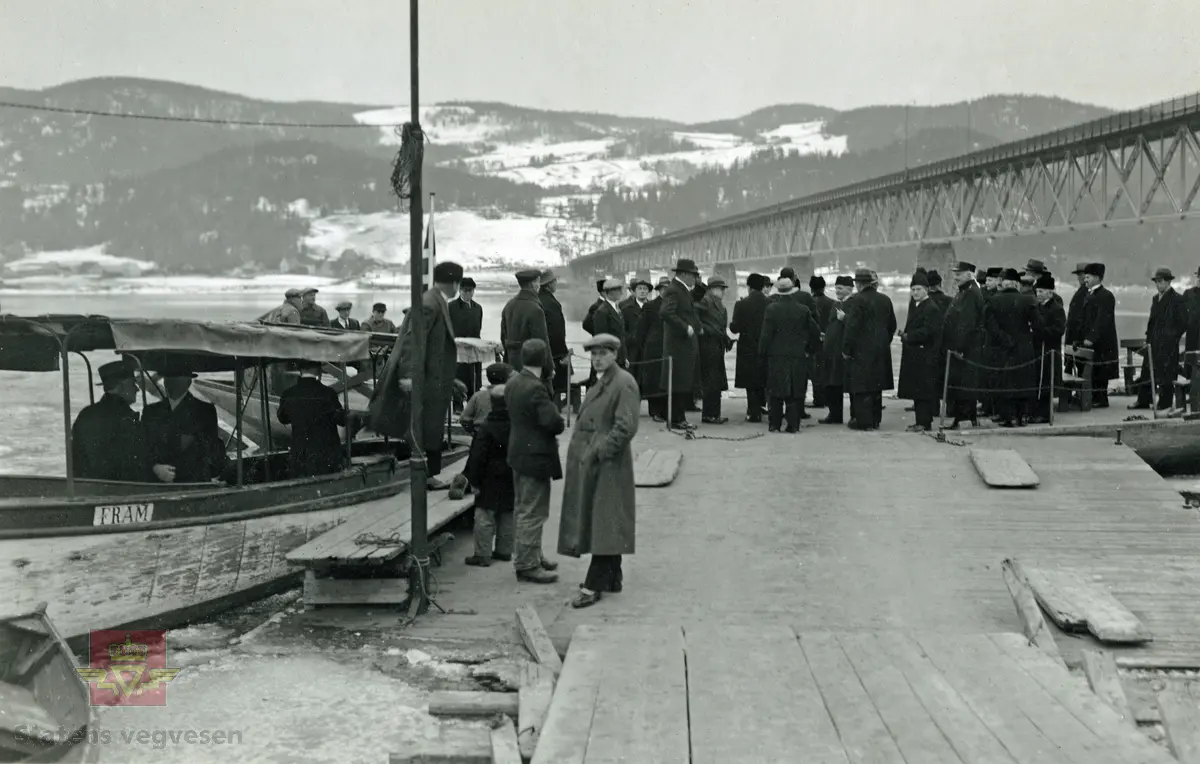 Album fra 1930-1934. Vingnesbrua. "01-12-1934. Broen åpnes." Teksten er skrevet i album.