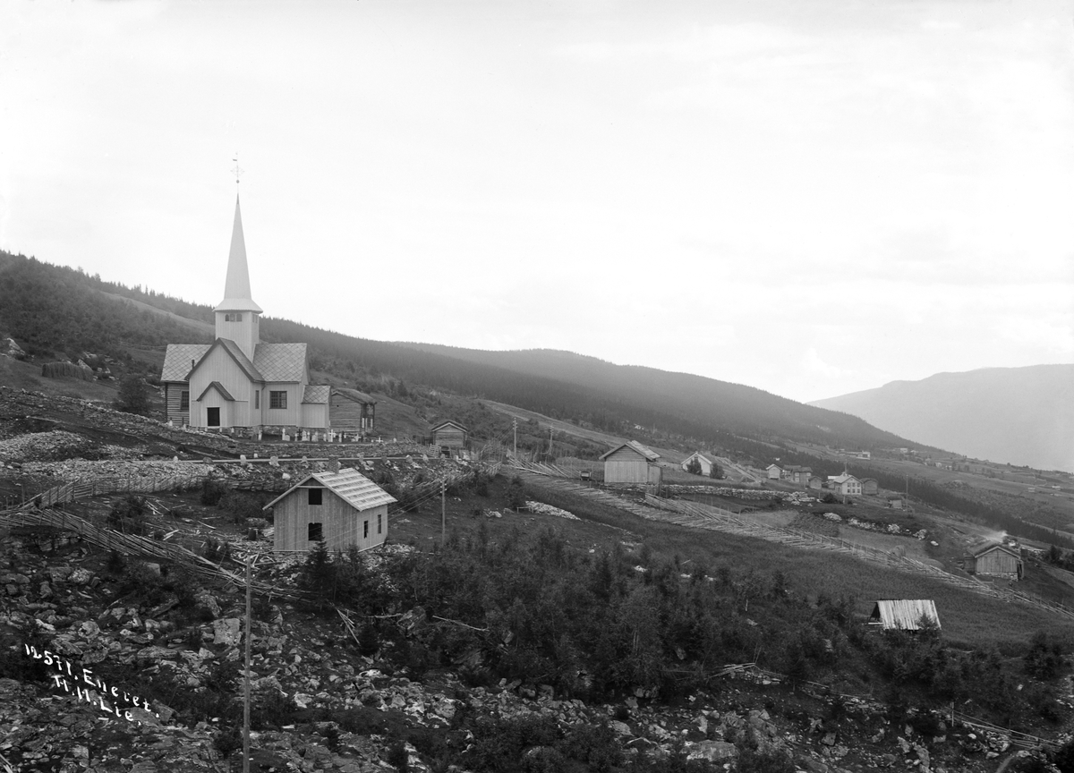 Kort: 30.08.1909. Ringebu. Vennebygden (Venabygd) kirke. Bebyggelse, skigard, hus under oppføring. Kirkevangen i forgrunnen.