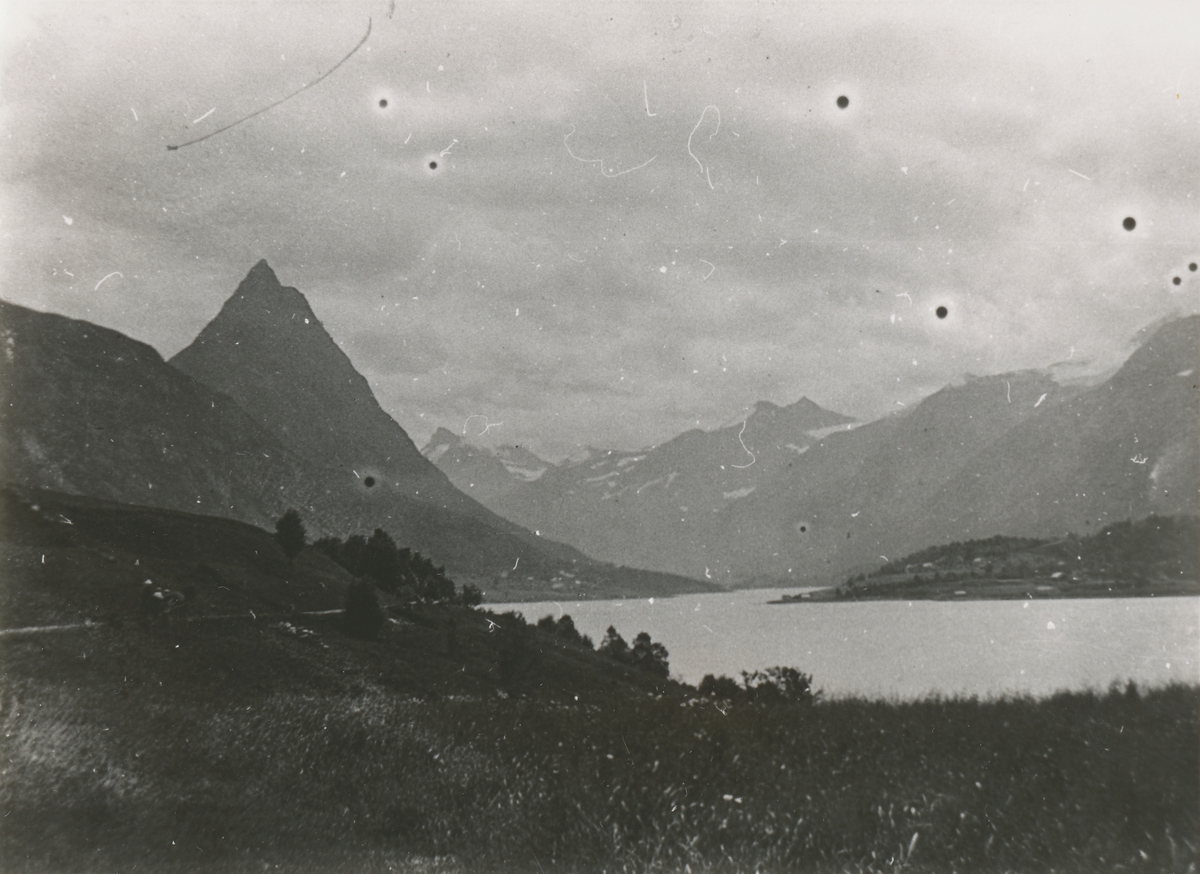 Fjorden inn til Straumgjerdet med Strømshornet, Sykkylven