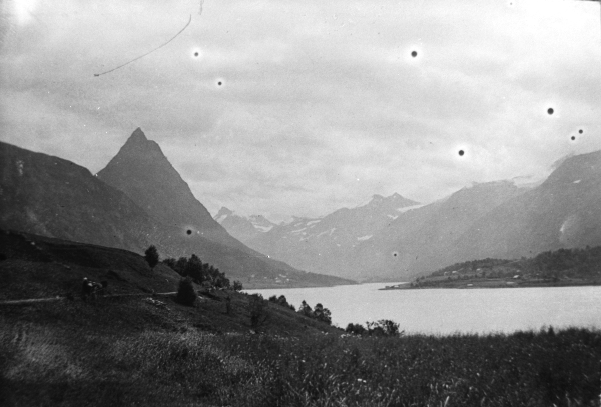 Fjorden inn til Straumgjerdet med Strømshornet, Sykkylven