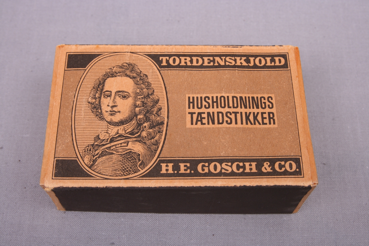Gosch fyrstikkeske. Kan åpnes. Tom. Ripeflaten ser ut til å være ubrukt.