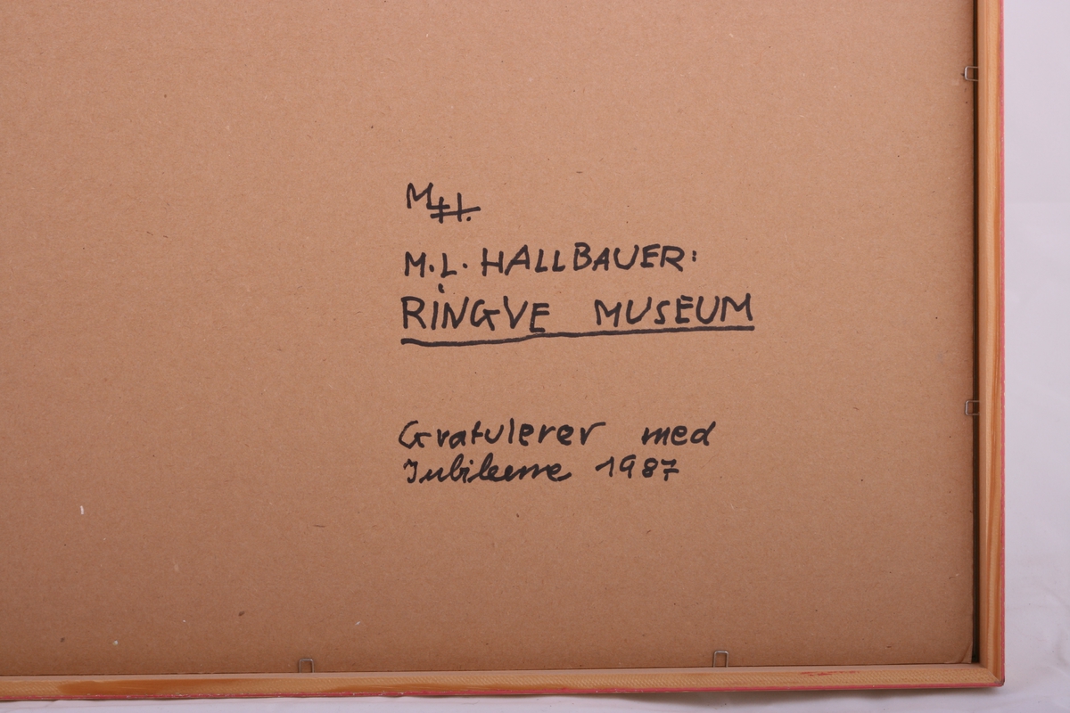 Maleriet viser det tidligerer Tordenskjoldmuseet på Ringve på sørsiden av Direktørboligen.
I dag kalles denne bygningen Snekkeriet.