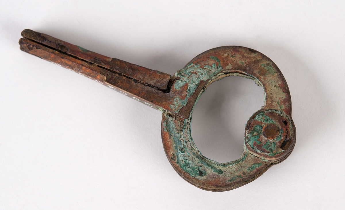 Tre stycken från vraket "Fula gubben", förlist på 1730-talet vid Huvudskär i stockholms skärgård.
a) intakt, b) med lös bit ur "bygeln", c) fästen för stiften saknas.