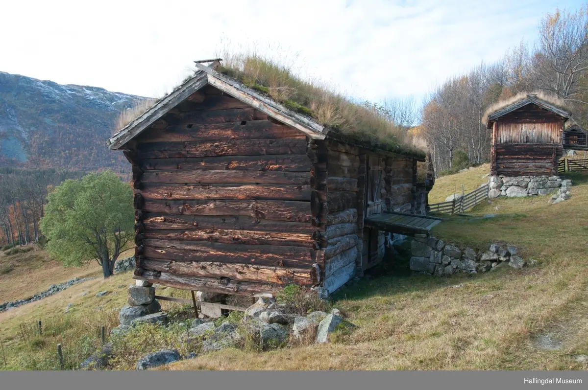Låve i øvre Døkki, Dokken gård i Sudndalen