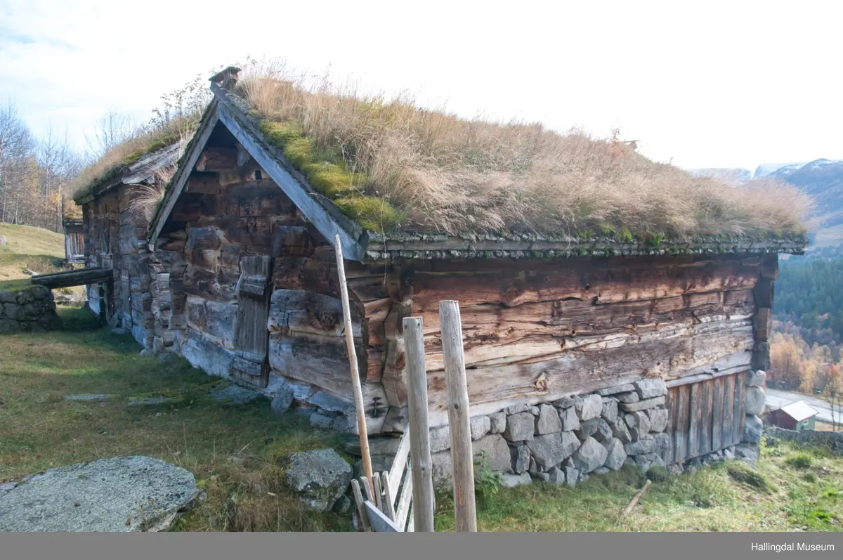 Fjøs i øvre Døkki, Dokken gård i Sudndalen