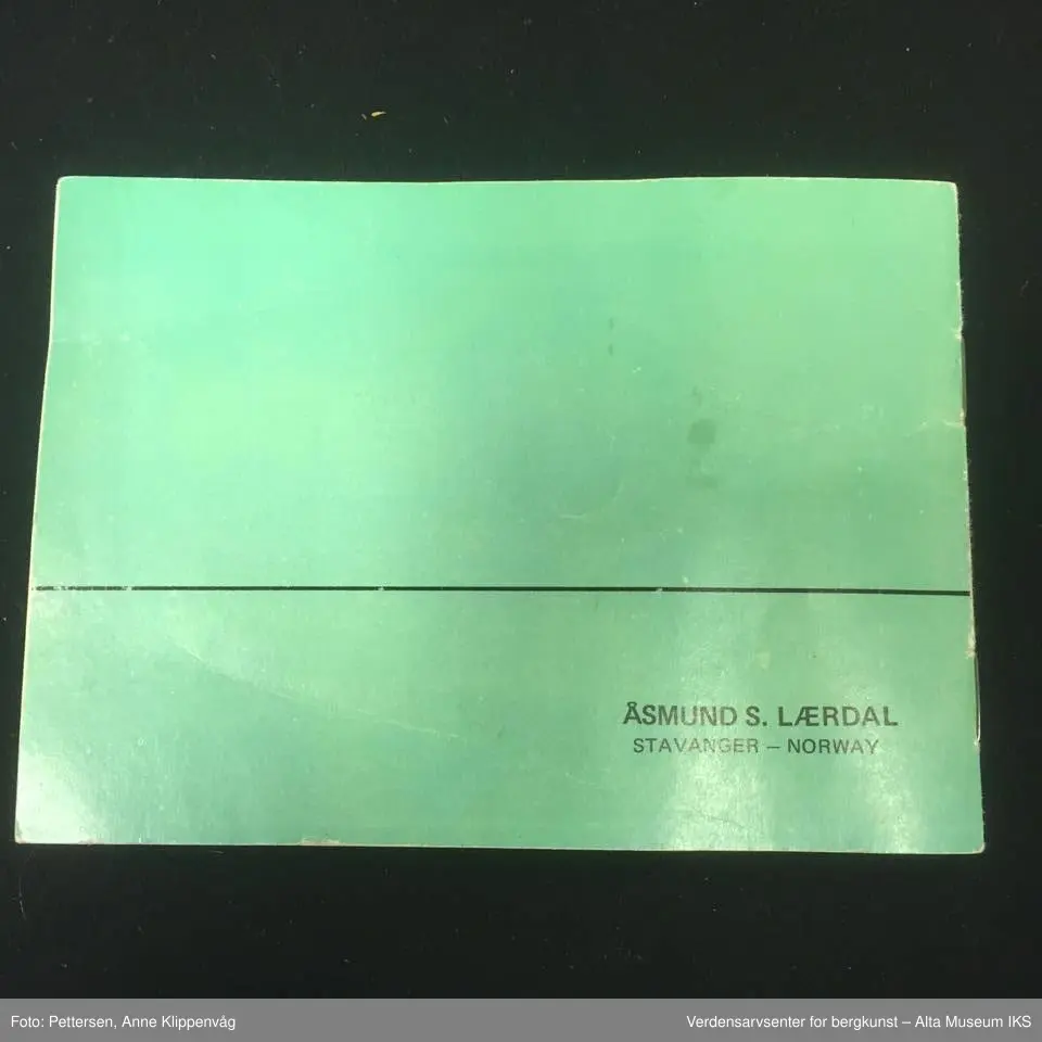 A. Sylinderformet plastapparat med tilfestet gummislange og gjennomsiktig plasttut.  Inneholder en driftspatron fylt med ufarlig gass.
B Rektangulært hefte, bruksanvisning.