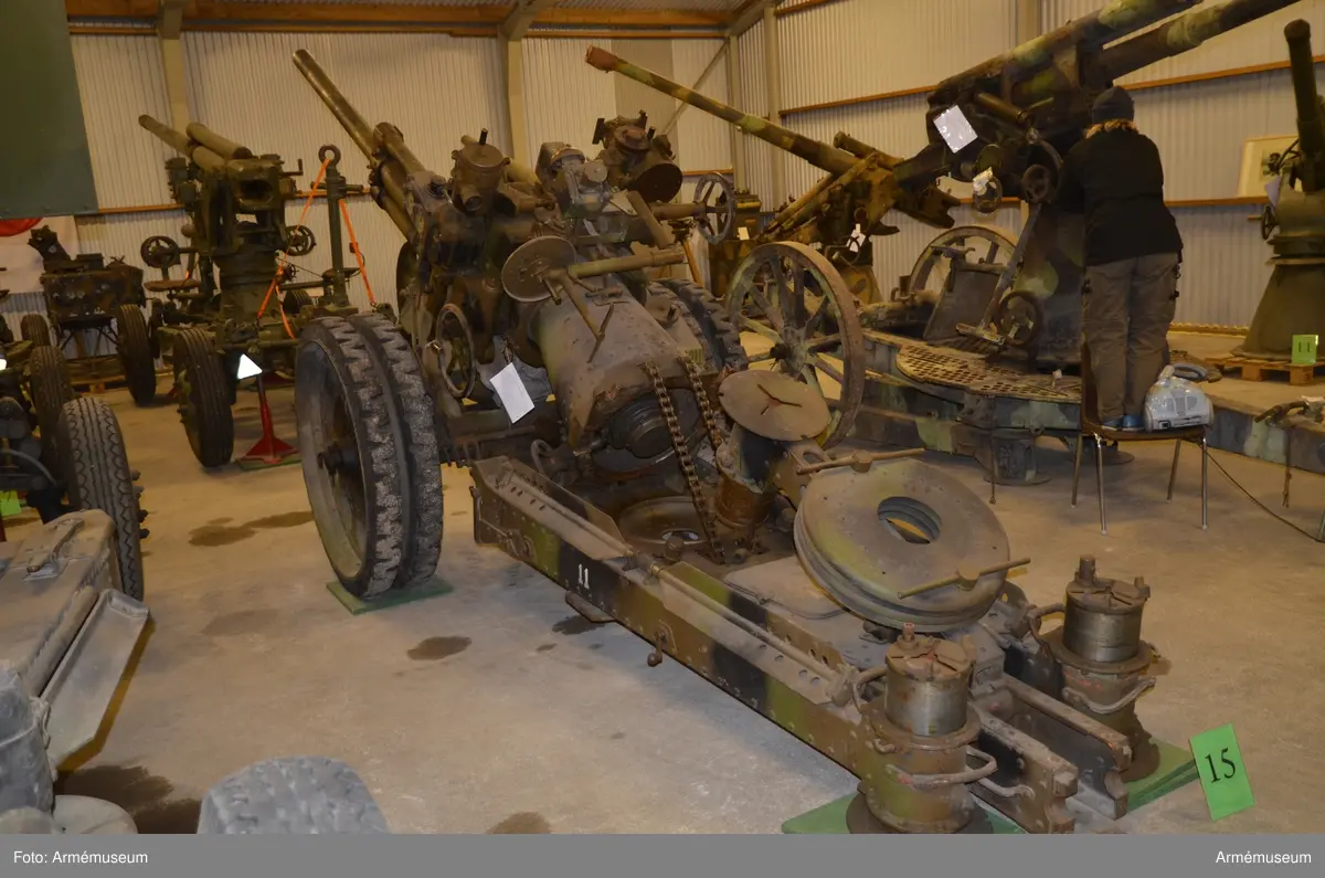 7,5 cm luftvärnskanon m/1930, system Bofors.
Sikte m/1930, följevisarsystem. 

Består av: 
1 st luftvärnskanon, 
1 st kammarfodral, 
1 st pjäskapell, bakre del, 
1 st pjäskapell, främre del, 
1 st siktfodral.