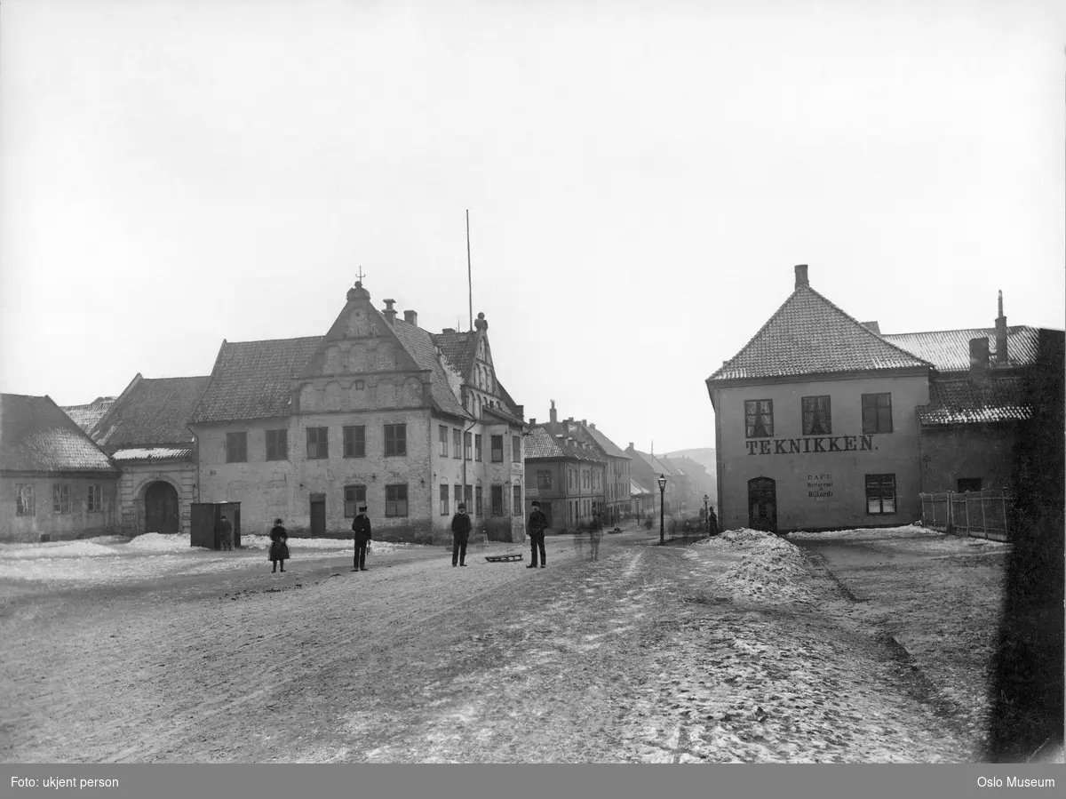 Christiania Torv, Garnisonssykehuset, Gamle Rådhus, Teknikken, gateløp, bygårder, pissoir, brostein, snø, mennesker, kjelke