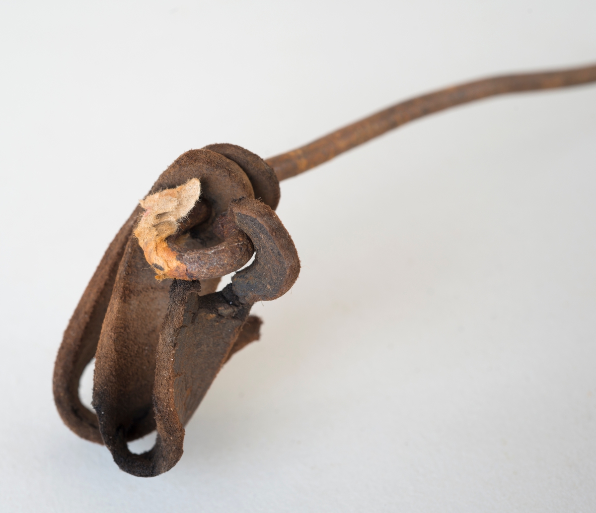 En tykk streng ca 55 cm lang med et lodd festet midt på