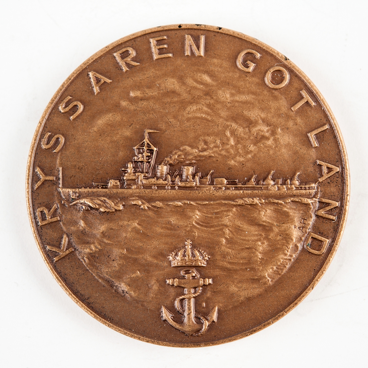 Medaljer, en av silver, en av brons, i övrigt lika: på ena sidan bild av kryssaren GOTLAND på ett stiliserat hav. Nederst ankare med kunglig krona. Runt kanten texten "KRYSSAREN GOTLAND". På andra sidan en bild av Europa och Afrika med resan inlagd samt runt kanten alla anlöpta hamnar: Karlskrona, Falmouth, St. Vincent, Taccoradi, Banana, Kapstaden, Durban, Lorenzo, Marques, Mombasa, Djibouti, Alexandria, Tunis och Rotterdam. På kartan finns inlagd en stiliserad pergamentsrulle med texten "Vintern 1948-1949".