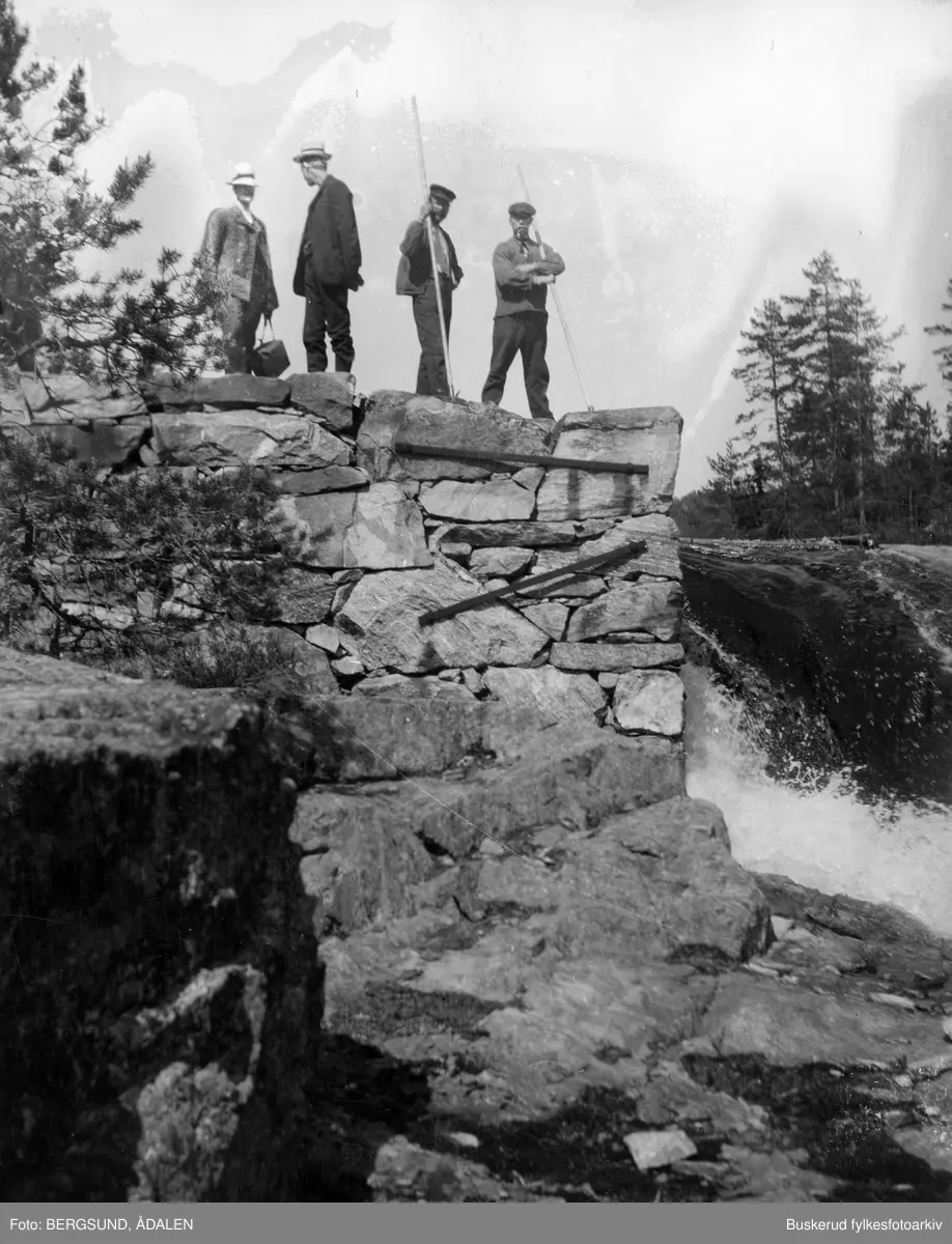 Strømsoddsbygda.ved en foss