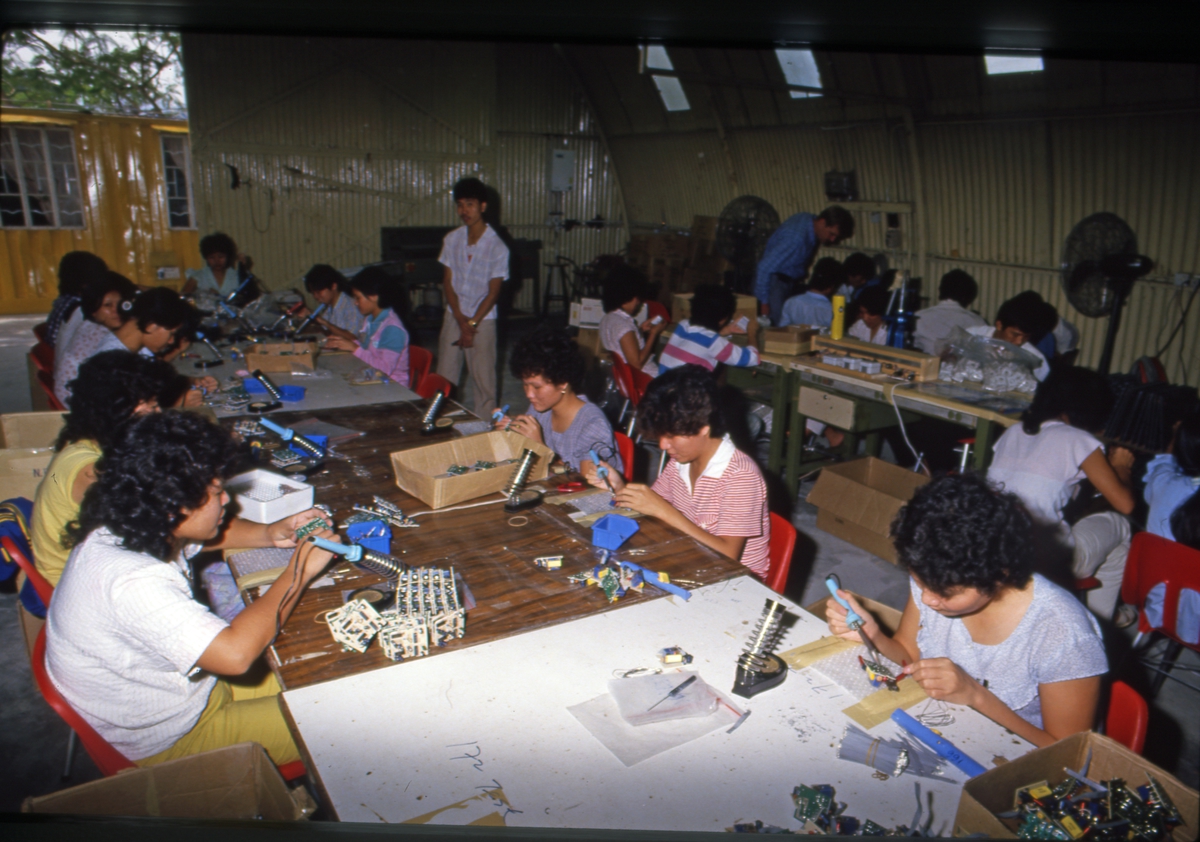 Vietnamesiske båtflyktninger produserer deler til elektronikk i Tuen Mun flyktningeleir i Hong Kong.