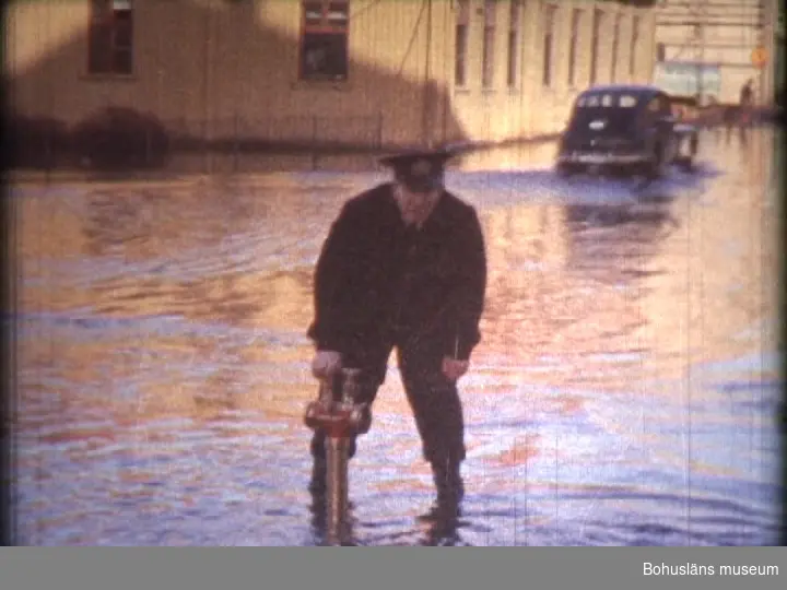 1) Översvämning i södra delarna av staden.
0000 Idrottshallen och t.h. Gulfs bensinstation.
0009 Folkets Hus och Packhusgatan.
0018 Renhållningsverkets sopbil för tömning av plåttunnor. Uddevalla Teaters södra fasad (trol. 1957).  Teatern bra ned 1958 på sommaren.
0026 Järnvägsspåret till Junohus.
0034 Kv. Lancaster vid Södertullsgatan; t.v. ”Filadelfiakyrkan i korsningen med Packhusgatan.
0041 Södertullsgatan och t.h. kv. Ridhuset.  I bakgrunden Nihléns hörna i kv. Kagg.
0049 I bakgrunden kv. Ängön (Asplundsgatan 1).
0052 T.v. gamla Lancasterskolan vid Södra Drottninggatan mot norr.
0104 Södertullsgatan mot väster och t.h. ”Nihléns hörna".

2) Rivning av gamla Folkets Hus, Drottninggatan-Södergatan i kv. Knape; kv. Sjöbommen;  Esso bensinstation vid Västerbron samt det gamla huset vid Fjällvägen.
0118 Gamla Folkets Hus vid Södra Drottninggatan i kv. Knape.   
0124 Utedass vid Folkets Hus trädgård; Rivning utmed Södergatan.
0126 Teaterplantaget och kv. Sjöbommen vid Bomgatan.
0133 kv. Sjöbommen mot norr.
0139 kv. Sjöbommen; östra fasaden efter rivning av fiskhandlare Johanssons stora hyreshus mot Packhusgatan--Södra Hamngatan.
0151 ESS0:s bensin- och servicestation i kv. Koch i hörnet Norra Hamngatan - Västerlånggatan; i förgrunden ligger Västerbron före senaste ombyggnaden.
0200 Järnvägsbron över Bäveån med 3-rälspår till Junohus fabriksanläggning.
0202 Det gamla kända och sneda bostadshuset med adress Fjällvägen 14. (Mitt över gatan låg gamla lasarettsporten). Bilen på bilden är parkerad på Bostongatan.

3-4) Anläggandet av Nordanvindsvägen till Skogslyckan. Nedläggande av vatten- och avloppsledningar och sprängning för Nordanvindsvägens sträckning.
Förstärkning av bergvägg i Brattåsberget.
0107 Brattåsbergets sida vid Nordanvindsvägen.

5) Gatu- och ledningsarbete inom Skogslyckeområdet samt montering av de första egnahemmen.
0000 Blivande tillfartsvägen till Skogslyckeområdet, som var en del av Kasens Herrgårds jordbruksmark, tillhörigt familjen Thorburn-Macfie, senare familjen Lewenhaupt,  senare familjen Thordén.
0007 Kasen-Brattås gamla mangårdsbyggnad, kring sekelskiftet
0007 Skolan var vid filmningen ett bostadshus med hyreslägenheter. Gatubyggnad påbörjad vid blivande Nordanvindsvägen (bild mot söder), t.h. bostadshuset vid SJ transformatorstation.
0112 F.d. skyttepaviljong vid en skjutbana på Skogslyckan inom blivande kv. Fisketången vid Nordanvindsvägen.
0137 Grundplattor för småhusen på nordvästra delen av blivande bostadsområdet Skogslyckan. Husen påbörjades på entreprenad av firma GENÄS från Lund och byggandet fortsattes efter firmans konkurs av AB Göteborgs Industribyggnader från Göteborg.  Husen försåldes efter hand företrädesvis till anställda vid Uddevallavarvet.

6) Anläggande av huvudledning för Skogslyckan genom Brattåstunneln till reservoar.
0222 Tunnelbyggnad till Skogslyckan.
0250 I förgrunden Holger "Hola" Gustavsson (rörläggare) och längst bort Osvald Andersson (anläggningsarbetare), båda anställda hos Uddevalla stad, Gatukontoret.
0306 Fr.v. Sigvard Simonsson (projekteringsingenjör) och längst t.h. Karl-Erik Johansson (driftsingenjör) båda hos Gatukontoret.
0307 Karl-Axel Fehrlund (tidsstudieingenjör) vid Gatukontoret.

7) Uppföljning av olika byggnadsetapper av Tureborgsbron.
0317 Bron över Bäveån med tillfart till Tureborgsområdet bygges 1957.
0329 T.h. Östberget och t.v. ”Fribergska Villan".  I bakgrunden (mot norr) Östra Kyrkogården.
0345 I bakgrunden I 17:s kaserner och t.h. Österängens Sjukhem (före detta gamla ålderdomshemmet vid Sigelhultsväge (gamla Isebergsvägen).
0348 Villor utmed Sigelhultsvägen och Stockvägen, i förgrunden ligger Bäveån.
0351 "Villa Älvkullen", t.h. utbyggnad av Tureborgsvägen. I förgrunden kv. Forellen.
0357 Tureborgsbrobygget (södra brofästet) från väster.
0412 Husen söder om Ådalsgatan utmed östra Kyrkogården. T.v. Sten Kristianssons hus, i mitten Kyrkovaktmästare Frans Karlssons hus och t.h. försäljningschef Algot Petterssons hus (Pettersson hos Jacobowsky).
0416 I bildens mitt Agnebergsskolan och tändsticksfabrikens skorsten i kv. Hernhut. I bakgrunden höghuset i kv. Syskrinet vid Skolgatan 5 öster om Kålgårdsberget.
0428 I bakgrunden HS3:s huslängor på Håljutebergets krön. 

8) Första byggnadsetappen vid Tureborgsområdet.
0434 I förgrunden villa Älvkullen från sydost.
0439 Första höghuset i kv. Laxen nr. 2 (Tureborgsvägen 12).
0443 Andra höghuset i kv. Laxen nr. 1 (Tureborgsvägen 16). Färdigställdes 1960.

9) Anläggandet av Fritjof Nansens väg och byggandet av bron över Bohusbanan vid Sommarhemmet.
0718 Uddevallahems bostadshus i kv. Finland, Nordens väg 1. Färdigställdes 1956.
0721 Bostadshusen vid Anders Knapes väg 5 och 3 i kv. Finland.
0727 Gamla villorna på Sommarhemmet (Rosenskölds hus).
0736 Brobygget över Bohusbanan vid Sommarhemmet,
(tillfartsväg till nya bostadsområdet= "Fritiof Nansens väg”.

10) Armering och gjutning av högreservoar på Skogstorpet.
0807 Högreservoaren för vatten på bergshöjden Skogstorpet på Kapelleområdet, som skall möjliggöra tillfredställande vattenförsörjning för höghusen på Sommarhemmet; utsikt
0822 mot Byfjorden.

11) Gamla ledningar i Fyrmästaregatan.
0833 Fyrmästaregatan, uppfarten till Håljuteberget och HSB-husen.
0834 "Pensionärshusen" vid Lästmakaregatan; Hålgjutebergets östra sluttning.

12) Nordiskt Mästerskap på cykel.
0838 Nordiska Mästerskapen på cykel år 1951 ägde rum i Uddevalla med bansträckningen Folkets Park-Anders Knapes väg - gamla Göteborgsvägen - Emaus - Kapellebackarna--- åter Folkets Park (i flera varv).
0845 Gammaldansbanan (polketten) i Folkets Park.
0849 "Kongresshallen" i Folkets Park.
0912 T.v. Arnt Winberg, ordf. i Uddevalla Cykelamatörer (arrangörsklubb för NM på cykel).
0922 Bilder vid målgång i NM på cykel 1951 (augusti månad); åskådarantalet uppskattades till c:a 12 000 pers.; segrare blev John Wikström,  Sverige och andre man dansken Hans Andrésen samt tredje man Yngve Lind, Sverige.
0924 Kranskulla vid NM 1951 var Gun Söderqvist (dotter till polisman Sanfrid Söderqvist, brottarmästaren).  I bakgrunden bebyggelsen i kv. Haren vid Sörkälleparken och Packhusgatan med Plåtslagaremästare Artur Sahlins hus närmast i bild.

13) Ombyggnadsarbete av gamla träbron.
0940 Arbetet omfattar rivning av den gamla träbron mellan St. Mikaelsgatan och N. Hamngatan (Kungstorget) över Bäveån samt nybyggnad av betongbro utan mittfundament och med ny "vinkel över ån. I bakgrunden ses Rådhuset norr om Kungstorget och t.v. i bild Kvarteret "Åberg" med det relativt nybyggda "Nicklassonska Huset", som ersatt det gamla Swanbergska huset (tidigare Åbergska resp Bildtska huset).
1020 t.v. de gamla mittenfundamenten till "Träbron"

14) Stadsfullmäktiges ledamöter på besök vid Badökajen.
1037 Stadsfullmäktiges ledamöter på väg till Badö. I bakgrunden ligger gamla badhuset till höger.
1105 I bilden ligger i bakgrunden Mobil Oil:s smörjoljefabrik intill och delvis inuti Lövåsberget; t.h. syns höghus-bebyggelsen på Bohusgårdsområdet.
1115 Badökajen mot nordost med nya kranar, bl.a. inköpta från KONE 0Y i Finland; t.v. "Brattåsberget".
1125 I mitten t.v. Stadsfullmäktigeledamöterna, (för fp.) Grosshandlare Edvin Andréasson (f. 1890) och Förvaltare Einar Gustafsson (f. 1897).

15) Dansk båt kantrad vid kajen vid hamnområdet.
Den vid "Thulebryggan" vid norra innerhamnskajen kantrade danska båten hette "Ketty Danielsen" av København.