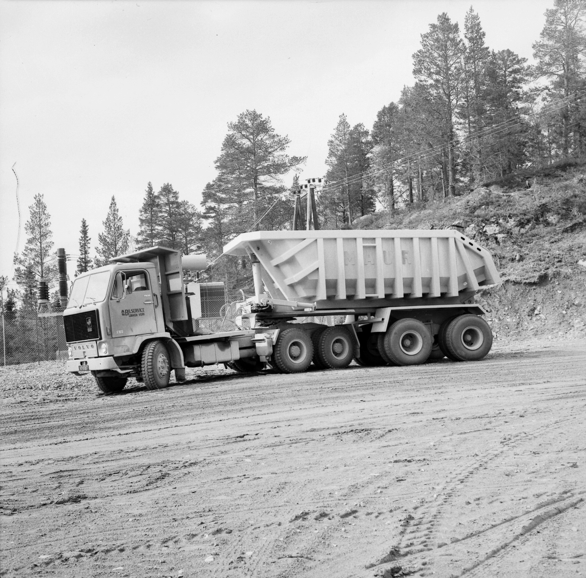 Volvo lastebil med Maur dumperkasse. A/S Bilservice, Løkken Verk.