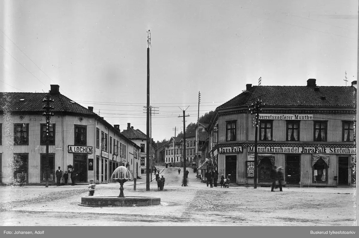 Søndre Torg i Hønefoss
St. Olavsgate. Inga Falk manufaturhandel. A. Løchen. Byfontene som senere ble flyttet til N. Torg