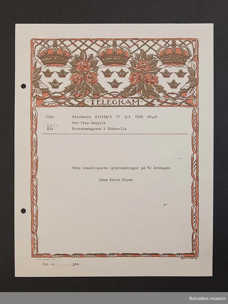 Födelsedagstelegram på papper i flerfärgstryck med maskinskriven text till adressaten. Jubilaren är Vera Gergils, 50 år 1966.