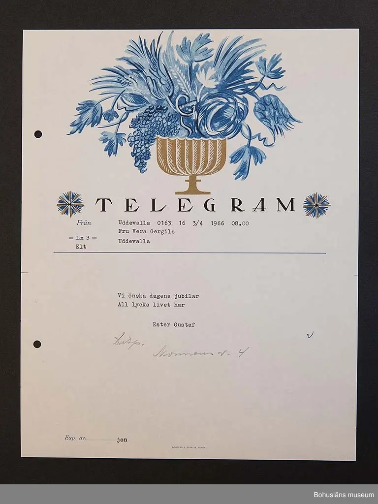 Födelsedagstelegram på papper i flerfärgstryck med maskinskriven text till adressaten. Jubilaren är Vera Gergils, 50 år 1966.