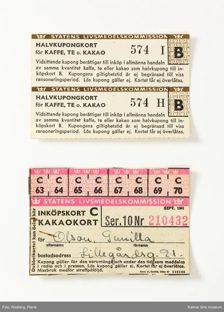 KLM 28613:9 Ransoneringskort i fodral, av papp, ytskikt i läderimitation, brun med grön knapp för knäppning. Indelad i flera avskilda fack för olika typer av ransoneringskort, Växl.-kort Bröd; Växl.-kort Kött; Växl.-kort Matfett; Samlingskort Socker, Bröd, Matfett; Kött; Beredskapskort; Kaffe; Kläder; Tvätt; Ägg. I fodralet ligger omkring 180 kort av alla de slag. Datering, 1940-1945. Tillverkade av Statens livsmedelskommission.
I mappen ligger även ett tidningsurklipp med ransoneringsschema, med villkor för hur inköpskorten fungerade, klippt ur Stockholms-Tidningen, publicerat den 20 juni 1943.