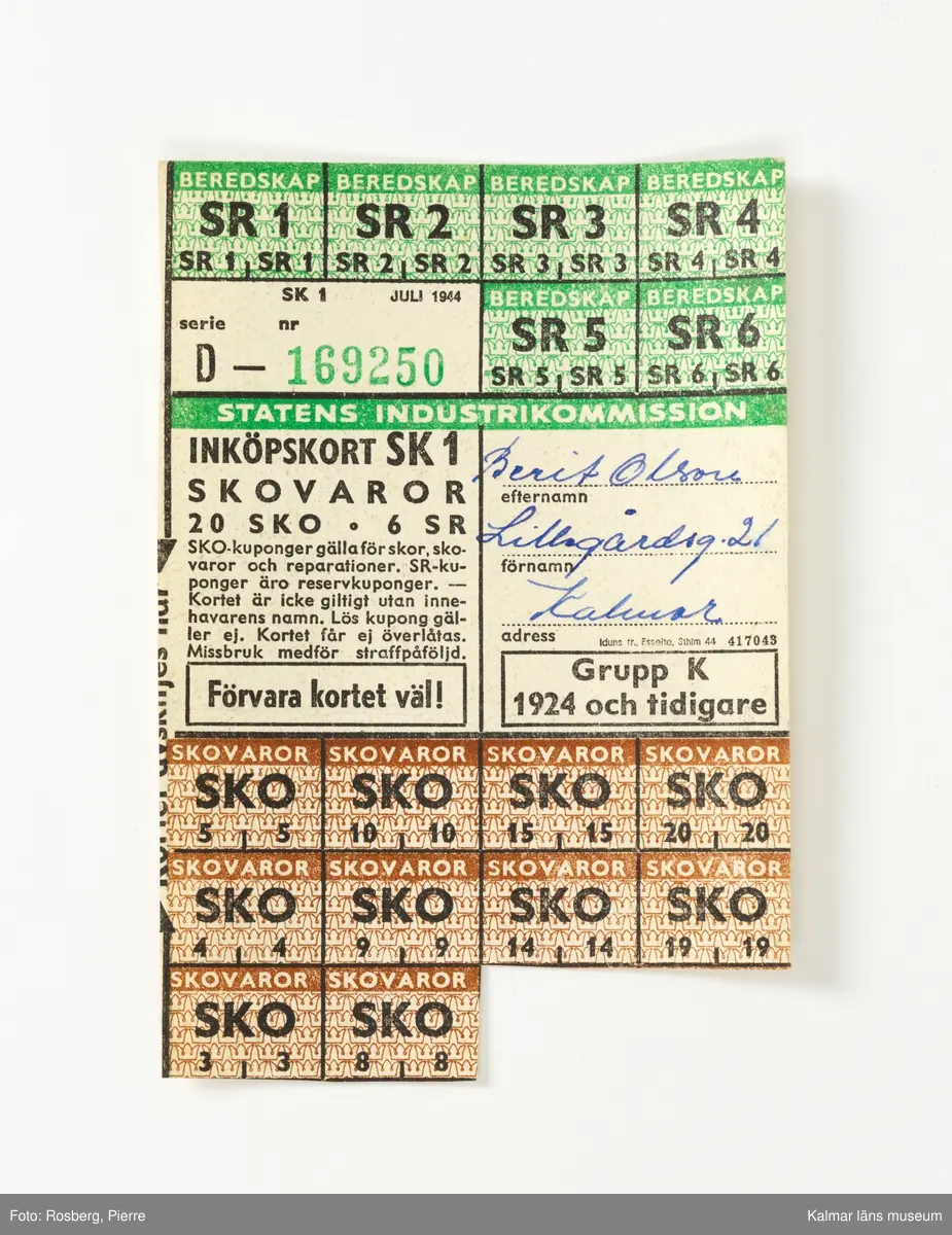 KLM 28613:9 Ransoneringskort i fodral, av papp, ytskikt i läderimitation, brun med grön knapp för knäppning. Indelad i flera avskilda fack för olika typer av ransoneringskort, Växl.-kort Bröd; Växl.-kort Kött; Växl.-kort Matfett; Samlingskort Socker, Bröd, Matfett; Kött; Beredskapskort; Kaffe; Kläder; Tvätt; Ägg. I fodralet ligger omkring 180 kort av alla de slag. Datering, 1940-1945. Tillverkade av Statens livsmedelskommission.
I mappen ligger även ett tidningsurklipp med ransoneringsschema, med villkor för hur inköpskorten fungerade, klippt ur Stockholms-Tidningen, publicerat den 20 juni 1943.