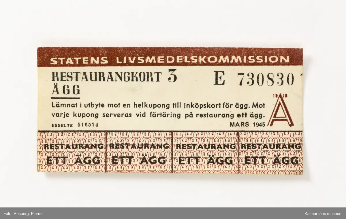 KLM 28613:9 Ransoneringskort i fodral, av papp, ytskikt i läderimitation, brun med grön knapp för knäppning. Indelad i flera avskilda fack för olika typer av ransoneringskort, Växl.-kort Bröd; Växl.-kort Kött; Växl.-kort Matfett; Samlingskort Socker, Bröd, Matfett; Kött; Beredskapskort; Kaffe; Kläder; Tvätt; Ägg. I fodralet ligger omkring 180 kort av alla de slag. Datering, 1940-1945. Tillverkade av Statens livsmedelskommission.
I mappen ligger även ett tidningsurklipp med ransoneringsschema, med villkor för hur inköpskorten fungerade, klippt ur Stockholms-Tidningen, publicerat den 20 juni 1943.