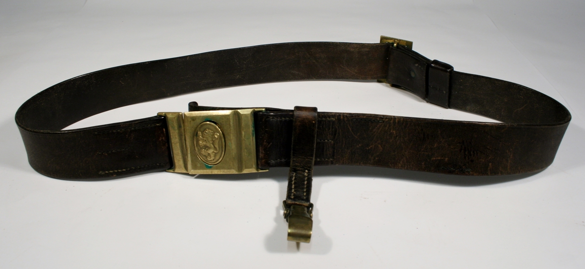 Bandolær i brunt skinn med spenner i messingfarget metall.