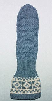 Damkragvante i dubbelt 3-trådigt lj blått ullgarn. 
1cm resår,slätstickad,naturvit och ljusblå blomsterbård,6cm resår ,
handen moss-stickad,tummen och avmaskning,slätstickad