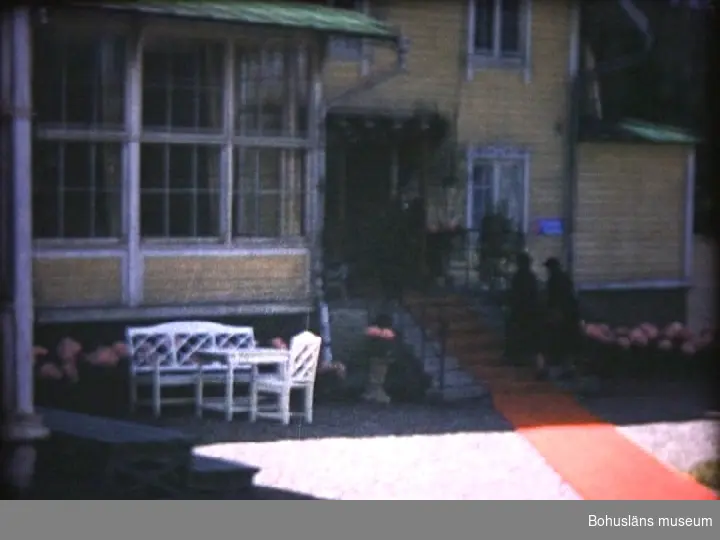 Kung Gustav Adolf och Drottning Louise på besök i Uddevalla 13 maj 1955.
1.	Förberedelser.
0002        Montering av flaggstänger på Västerbron. Kampenhofs tillfälliga bomullsmagasin i bakgrunden.
0007        Vid gamla museet monteras ytterligare en flaggstång. 
0011        Rådhusentrén, uppsättning av bl. a. en tribun.
2.	Besök på I 17.
0020	Kasernvakten vid I 17.
0023	Vid gymnastiksalen.
0030	Kungen på väg från bilen. Pressfotograf Arne Andersson.
0037	Kungen talar på kaserngården framfor kanslihuset.
3.	Medborgaruppvaktning på Kungstorget.
0156        Erik "Munter" Olsson och till vänster om honom Herbert Kjell.
200	Polismästare Arvid Jörnvik.
201	Mikael Svanberg och till vänster Carl Hamberg.
202	Olof Helsing.
0204        Till höger om Kungen, Axel Sanden och till vänster Hugo Westin.
0221        Från höger Erik Arrhén, Folke Hurtig, Elle Lindroth, Axel Hellman, Einar Dahl, Axel I Andersson, Carl Blomqvist, Arvid Högström, Carl Hamberg, Olle Hagren, Henning M-son Koch och P-0 Eng.
4.	Stadens lunch på Bohusgården
0324        Edvin Jacobsson vid trappan till Bohusgården.
5.	Besök på Uddevallavarvet.
0326       Kungen tas emot av Gustav B Thordén och landshövding Per Nyström. 
0333       Till höger Thure Pettersson.
6.            Dukning till middag.
7.             Flaggskruden i staden.
0432       Göteborgsvägen, Kvarteret Fullriggaren till vänster, Västerlånggatan mot norr och til höger Essotappen i Kvarteret Koch. 
0436       Den vackra "gamla" entrén till hotell Carlia. 
0438       Polismästare Arvid Jörnvik. 
0444       Norra Drottninggatan, i bakgrunden Gästis. 
0447       Norra Drottninggatan norrut, Olssons Ramaffär till höger).
8.            Drottningen anländer till Carlia. 
0459       Drottningens ankomst.
9.	Kungen hämtar Drottningen till landstingets middag på Gustavsberg. 
0522      Kungen hämtar Drottningen.
10. 11.   Maj 1955. Stadsfullmäktiges resa till Tanum och Grebbestad. 
Hällristningar vid Fossum och Vitlycke
543       Einar Gustavsson, Otto Hermansson
544       Gustav Larsson, Margot Sköldborg, Dagny Andersson, CO Perschow, Edwin Andreasson, Kalle Blomqvist, Axel V. Johansson längst till höger Sixten Hansson, och Jean Wallentinsson, Dagmar Svanberg (i hatt).
12.        Gravfältet vid Greby. 
0642     Gravfältet.
13.        Stadsfullmäktige på fotboll på Rimnersvallen.
0654     I  förgrunden Kamrer Harry Fransson. Bakom till höger Bertil "Texas" Andersson. 
0709    Dagny Andersson och i svart hatt Svea Svensson (stadsfullmäktigeledamot).