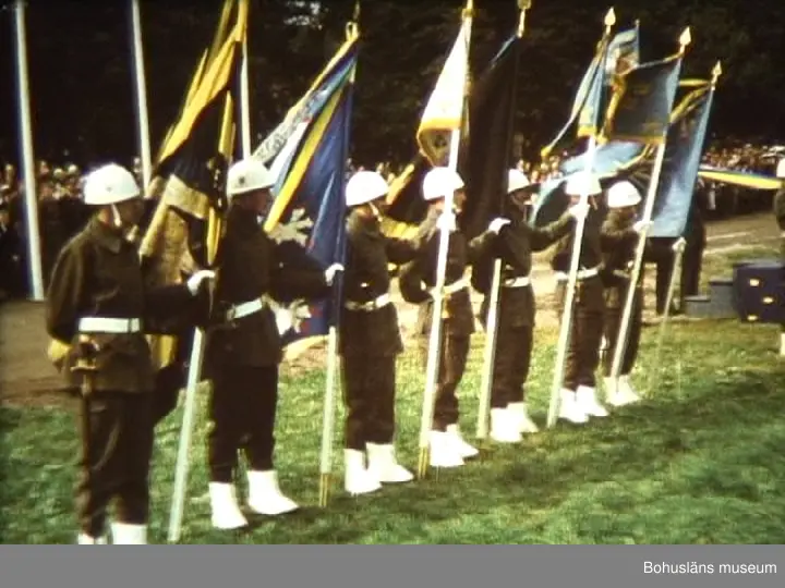 1. Stadsfullmäktiges studiebesök vid Barnens dagsföreningens anläggning vid Stenebynäs 1955. 
0000    Byggnadschef Björn Björnsson, stadsträdgårdsmästare Axel Hansen, i hatt rådman Erik Blomdahl och förvaltare Einar Gustavsson. 0002    I mitten Axel I. Andersson och adjunkt Kjell Hansson. 
0007    Otto Hermansson, Dagmar Svanberg, frisör Sixten Johansson, okänd, Bengt Johansson och Olle H. Bratt.
0039    Axel Lindkvist, John Niklasson, Bengt Johansson, Olle H. Bratt, i hatt okänd, Kjell Hansson, Gert Blomkvist. 
0045    Einar Dahl.
0051    Grönsakshandlare Axel Lindkvist.
0107    Gert Blomkvist, John Borg och Axel I. Andersson.
0109    Einar Dahl, Nils Antonsson och Gert Blomkvist.
0111    Elle Linderoth, Erik Blomdahl och Axel I, Andersson. I bakgrunden Margot Sköldborg.
0125    Huvudbyggnaden på Stenebynäs.
0133    Längst till höger i uniformsmössa bussförare Fjellman.

2. Firande av Regementets 350-års jubileum vid Samneröd. 
0136-0246 Firandet
0150    Samnerödsfältet med Rimnersvallen i bakgrunden, Vattenverket till vänster. 
0210    Polismästare Arvid Jörnvik.
0224    Einar Dahl, Hugo Westin, Per Nyström samt 2 personer i generalsuniform. 
0239    Sveriges yngste militärmusiker med sin trumpet mitt i ledet.