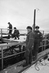 Karer fra vegvesenet reparerer fergeleie.